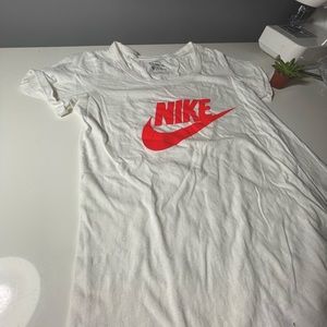 Nike women’s shirt in color white